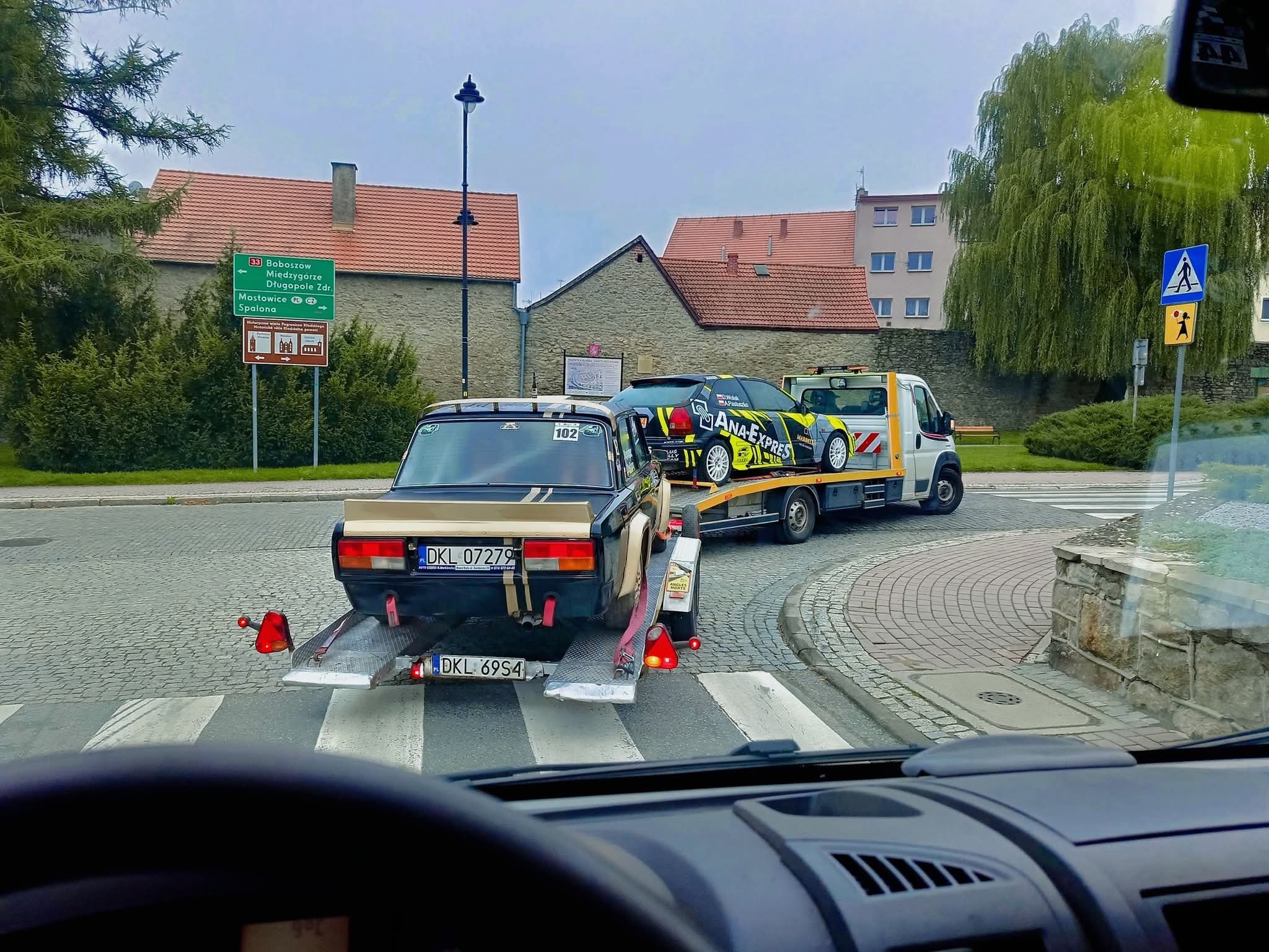 Zestaw z przyczepą laweta o ładowności 1550kg.