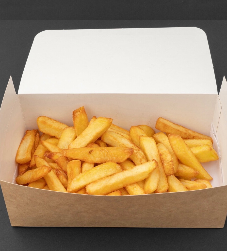 Porcja złocistych frytek w otwartym, tekturowym pudełku na ciemnym tle. Proste, ale apetyczne ujęcie klasycznej przekąski.