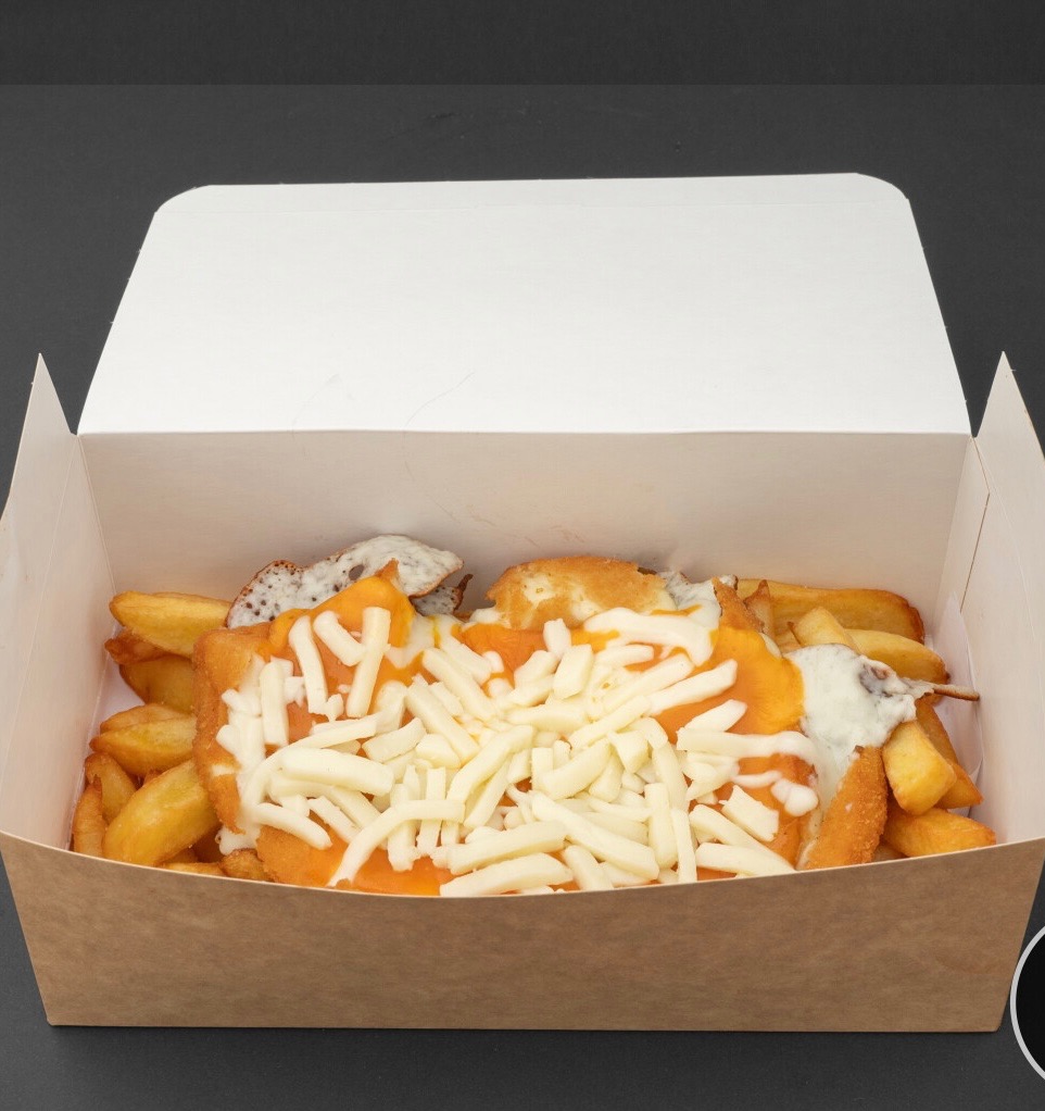 Frytki z kurczakiem, polane sosem i posypane serem w kartonowym pudełku na wynos. Widok z góry, ciemne tło.