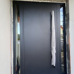 Niestandardowy wymiar drzwi aluminiowych z doświetlami bocznymi.