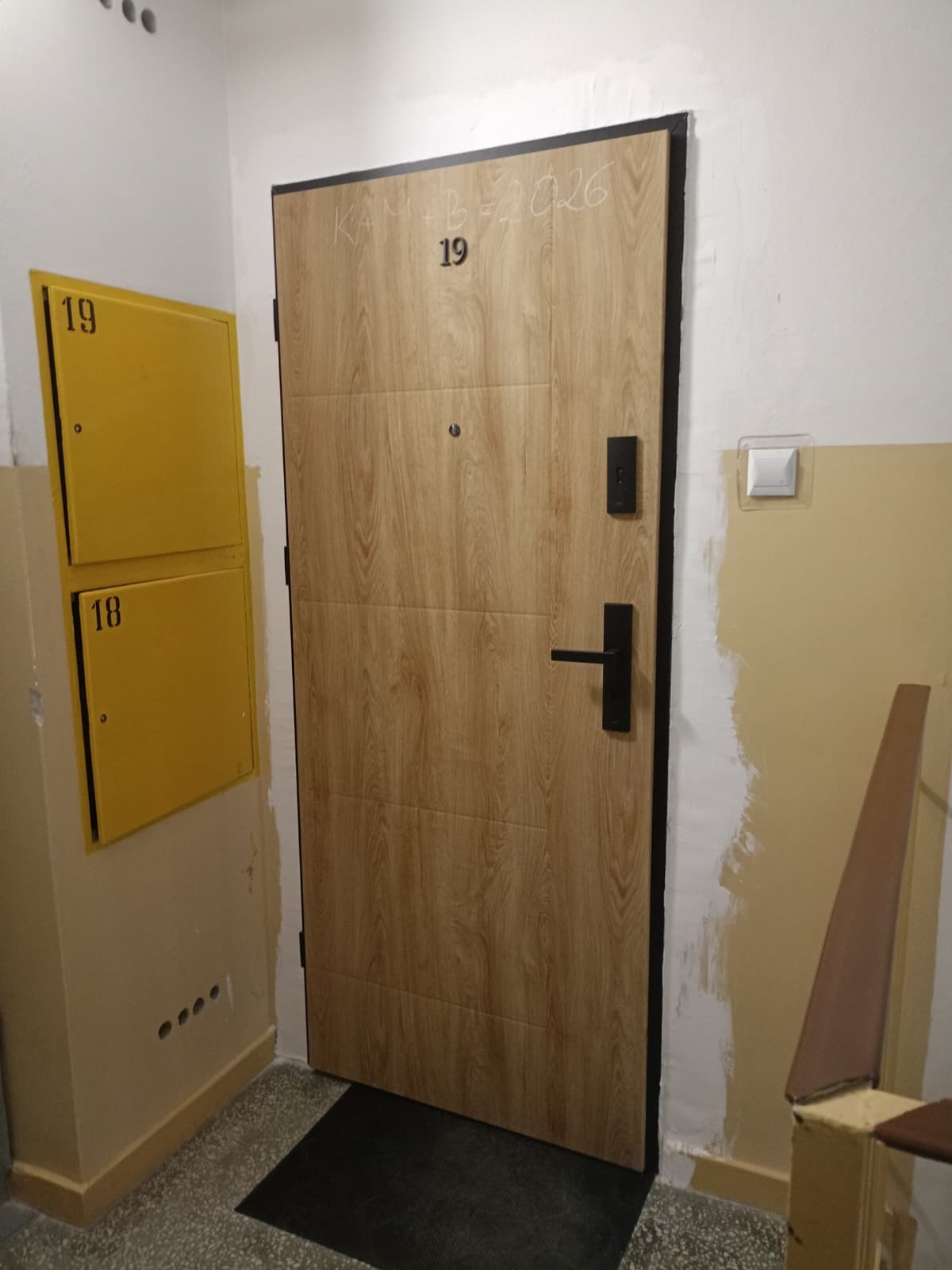 Drzwi zewnętrzne do mieszkania KMT