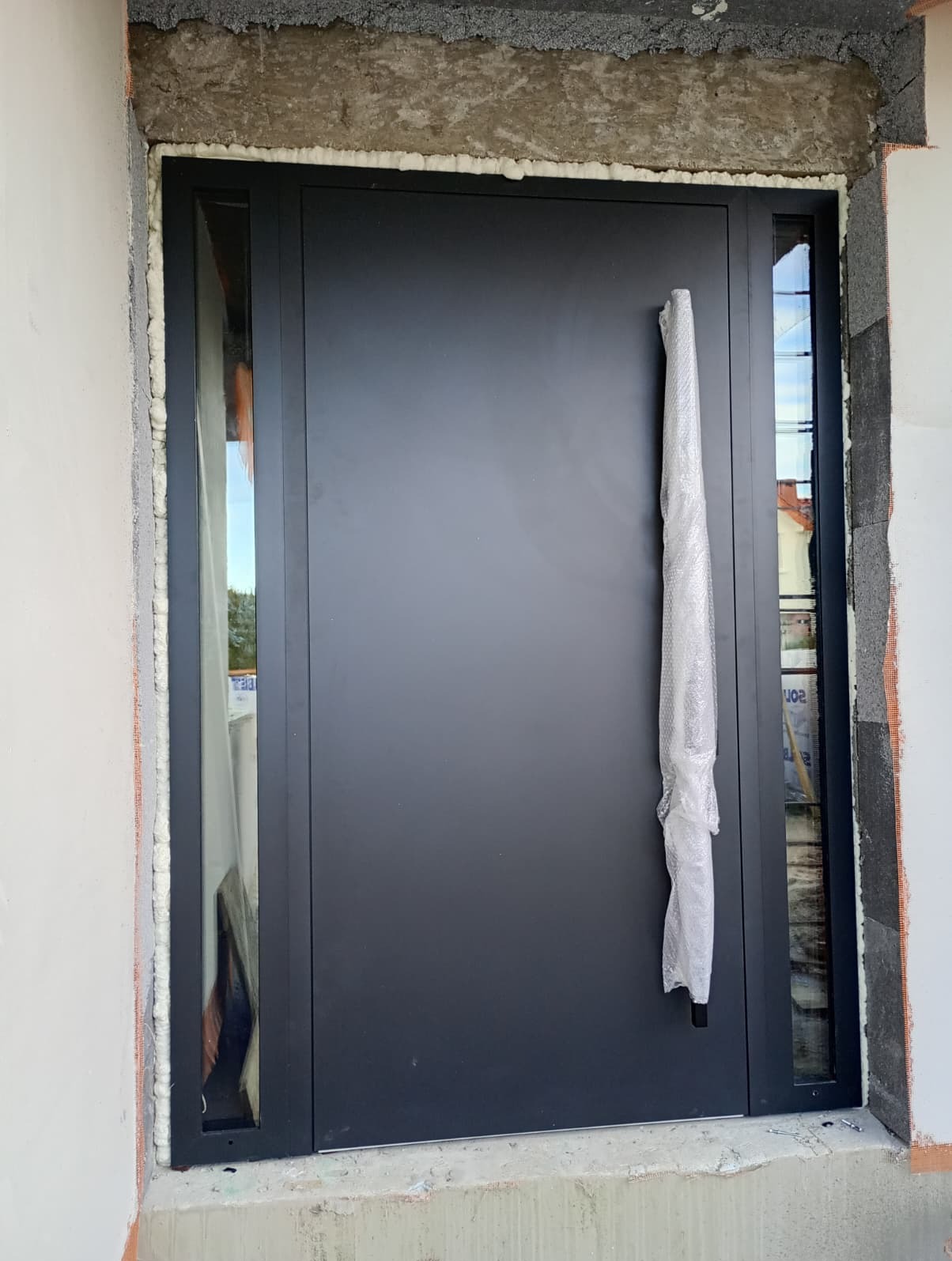 Niestandardowy wymiar drzwi aluminiowych z doświetlami bocznymi.