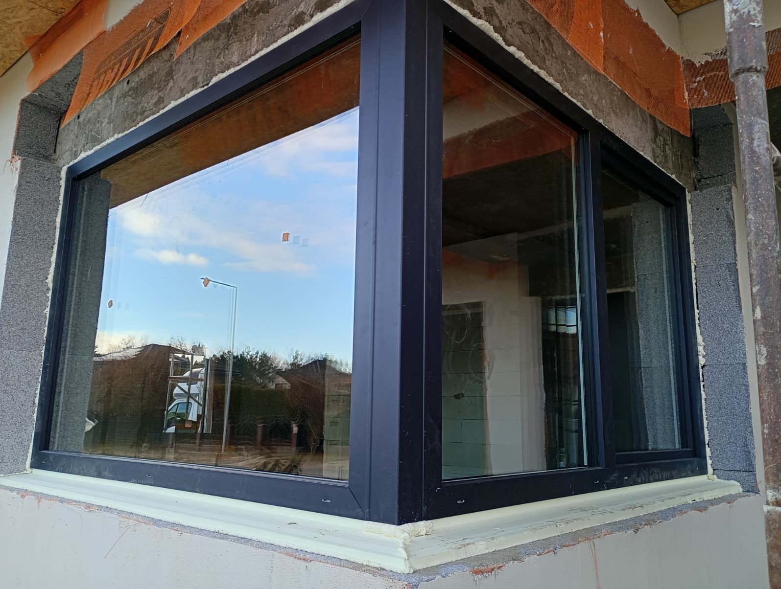 Okno narożne z łącznikiem kątowym na profilu Kommerling 88MD oraz termoparapet.