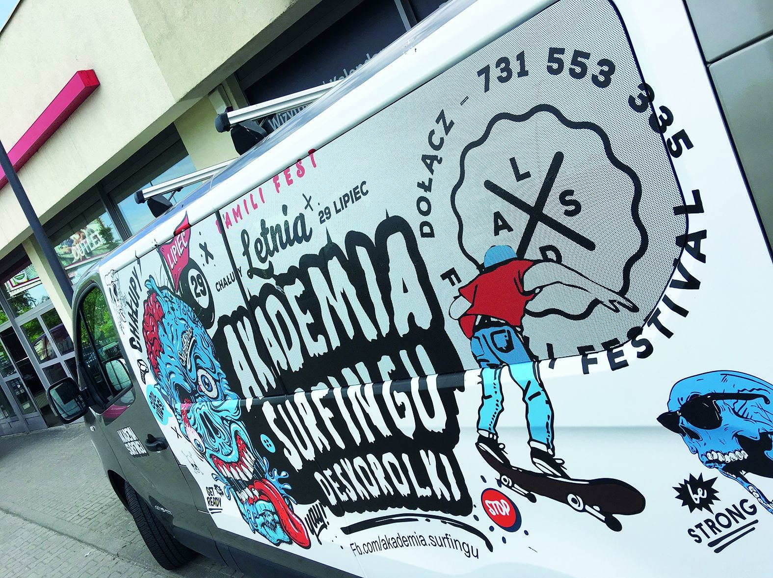 Okolicznościowe oklejenie pojazdu grafiką Akademii Surfingu i Deskorolki z elementami typografii i ilustracji, promujące letni festiwal w Chałupach 29 Lipca.