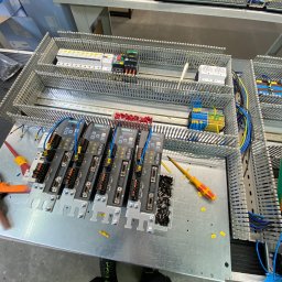 Proces szycia szafy sterowniczej 