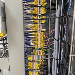 Rozprowadzenie przewodów w zaciskach szafy sterowniczej 