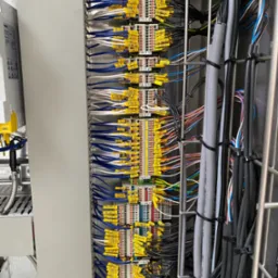 Rozprowadzenie przewodów w zaciskach szafy sterowniczej