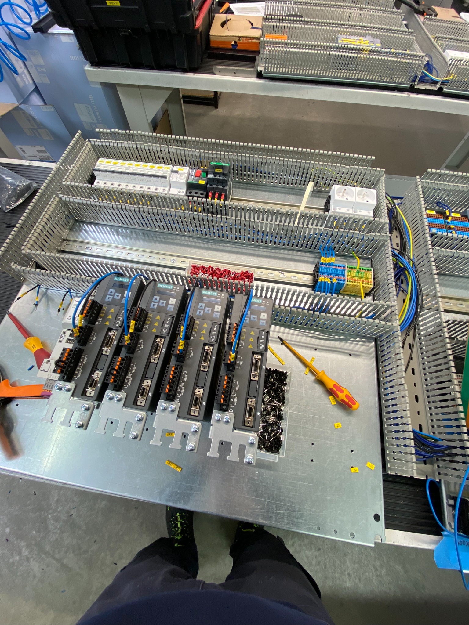 Proces szycia szafy sterowniczej