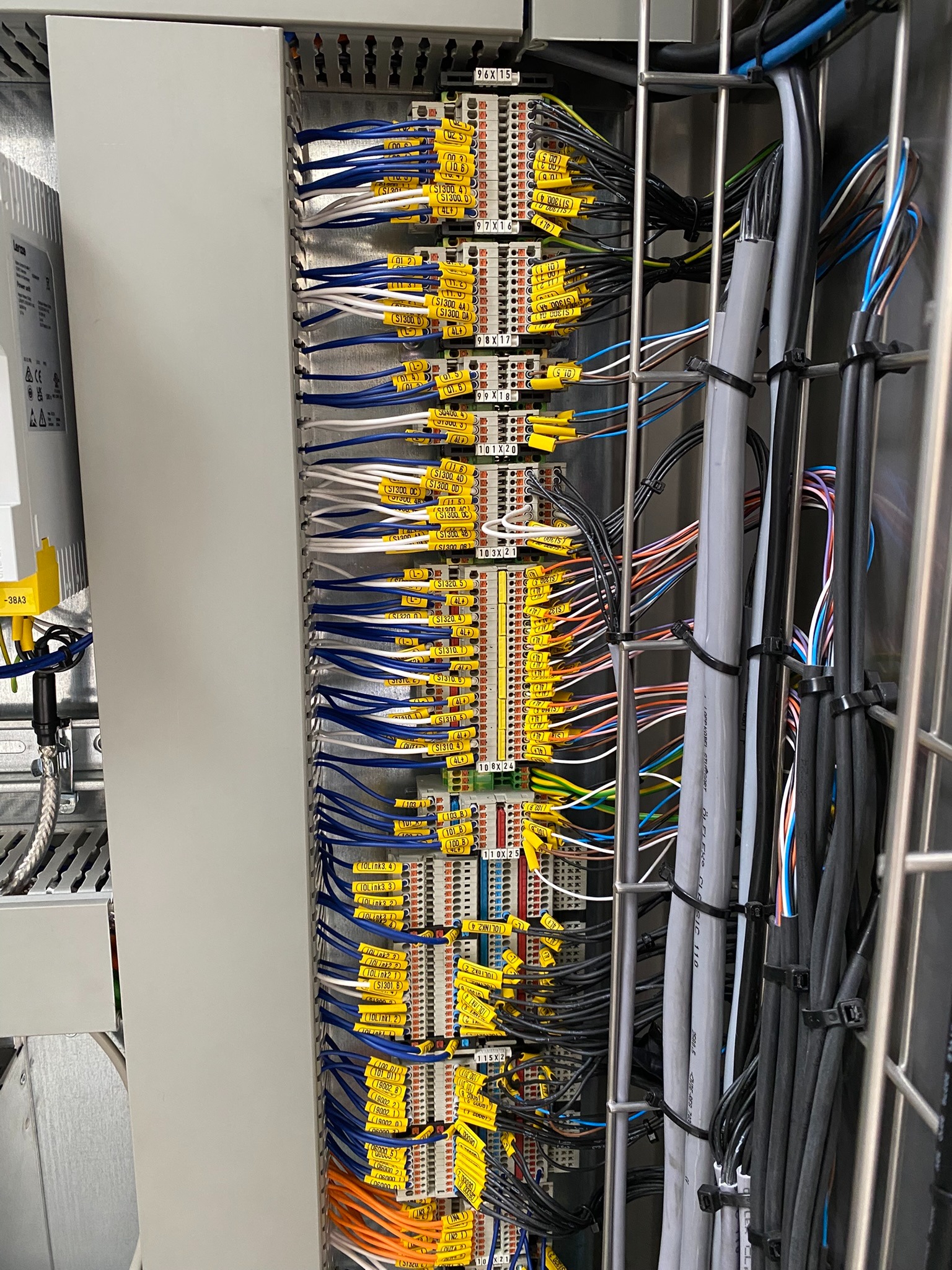 Rozprowadzenie przewodów w zaciskach szafy sterowniczej