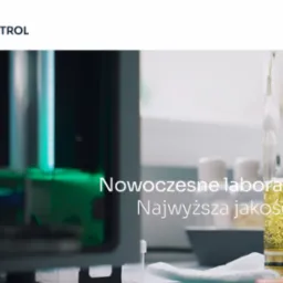 Nowoczesne laboratorium i-Petrol: analiza oleju w probówce, zaawansowany sprzęt laboratoryjny w tle, zapewnienie najwyższej jakości usług.