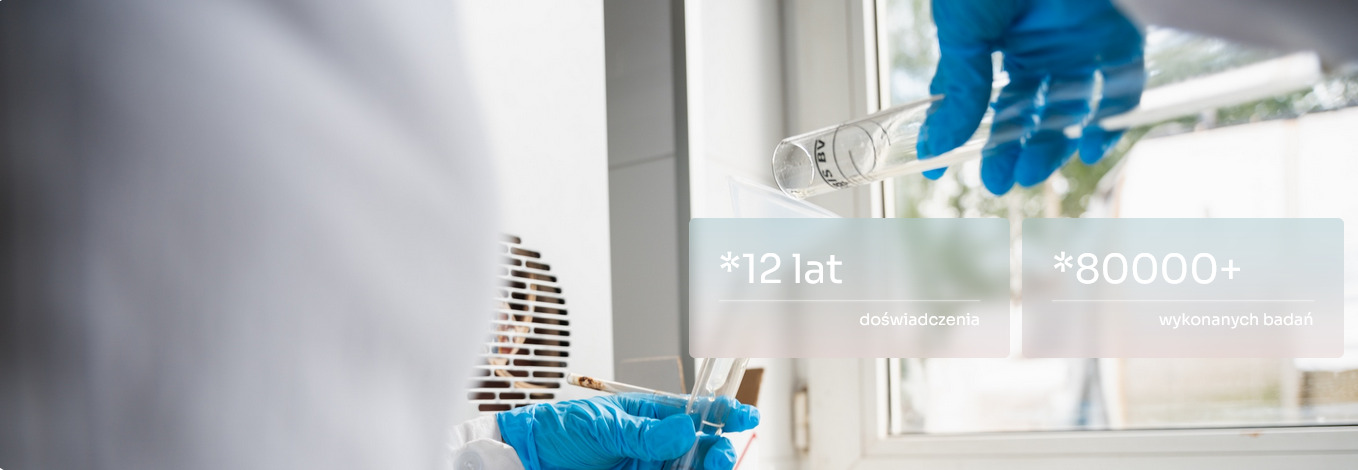 Laborant w niebieskich rękawicach trzyma probówki z próbkami, widoczne hasła reklamowe: 12 lat doświadczenia i 80000+ wykonanych badań.