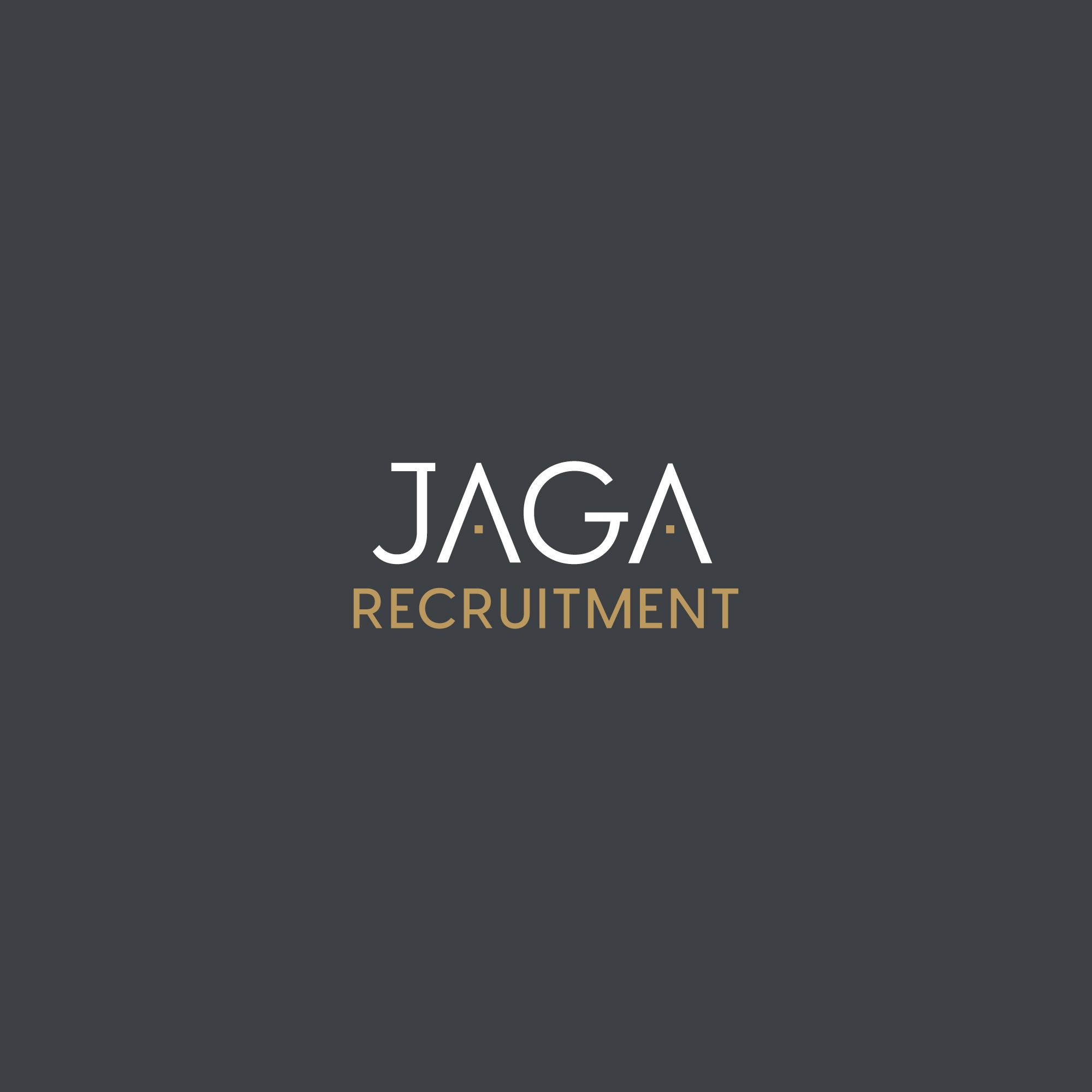 Minimalistyczne logo JAGA Recruitment na szarym tle. Nazwa firmy biała, a dopisek 'RECRUITMENT' złoty. Prosty, elegancki design.