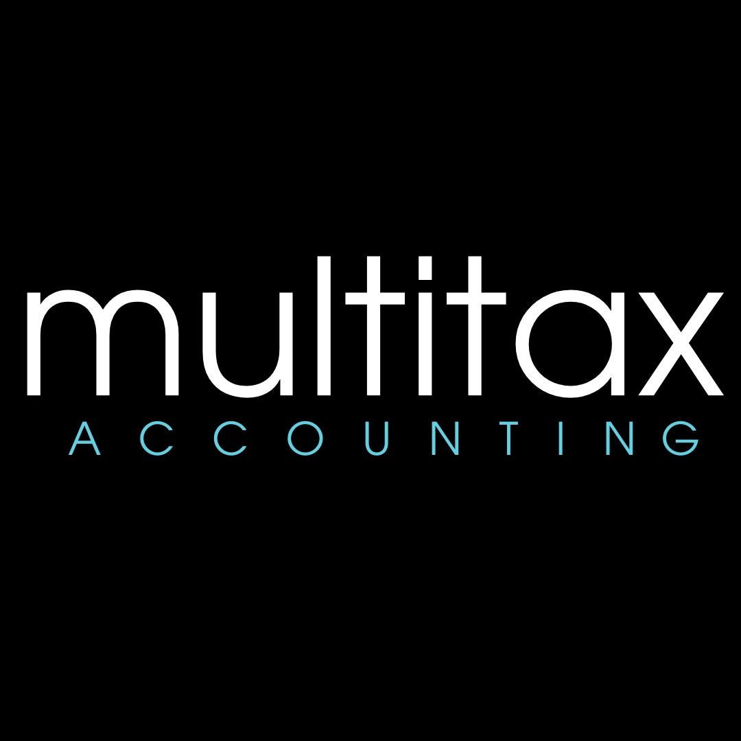 Minimalistyczne logo 'multitax ACCOUNTING' na czarnym tle. Biały napis 'multitax' nad turkusowym 'ACCOUNTING'. Prosta, nowoczesna typografia.