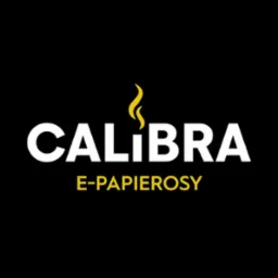 Logo 'Calibra E-papierosy' na czarnym tle, z żółtym symbolem płomienia nad nazwą. Biały, wyraźny napis 'CALIBRA' i żółty napis 'E-PAPIEROSY' poniżej.