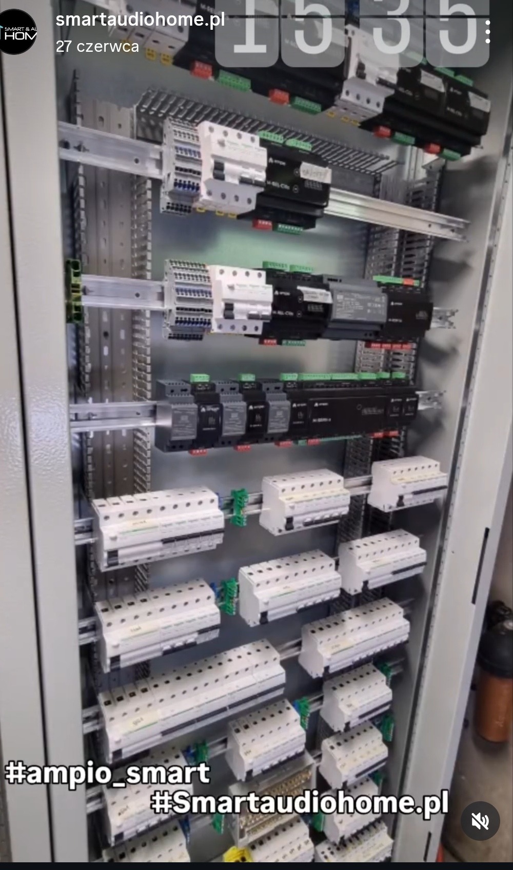 Rozdzielnica elektryczna z modułami zabezpieczeń i sterowania, widoczne liczne bezpieczniki i przekaźniki zamontowane na szynach DIN wewnątrz metalowej szafy.