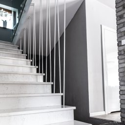 GREGOR-STAL mgr inż.Grzegorz Byczkowski - Nowoczesne schody z balustradą szklaną i metalowymi słupkami w Cienin Zaborny-Parcele. Marmurowe stopnie i minimalistyczny design.