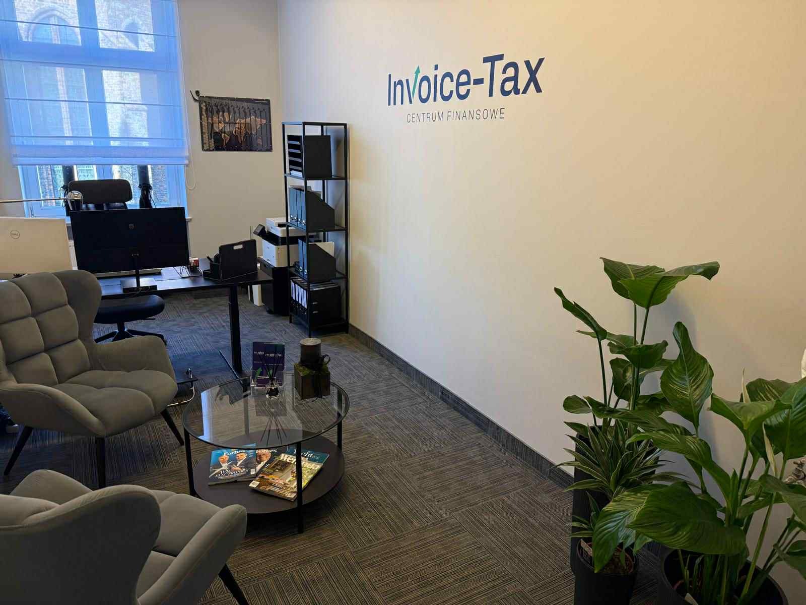Jasne biuro z logo 'Invoice-Tax', nowoczesne krzesła, szklany stolik z magazynami i rośliny doniczkowe. Stonowana kolorystyka, elegancki wystrój wnętrza.