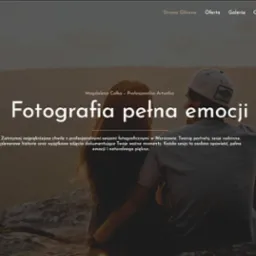 Strona internetowa fotografa z nagłówkiem 'Fotografia pełna emocji'. Para na tle górskiego krajobrazu, ciepłe barwy, minimalistyczny design strony.