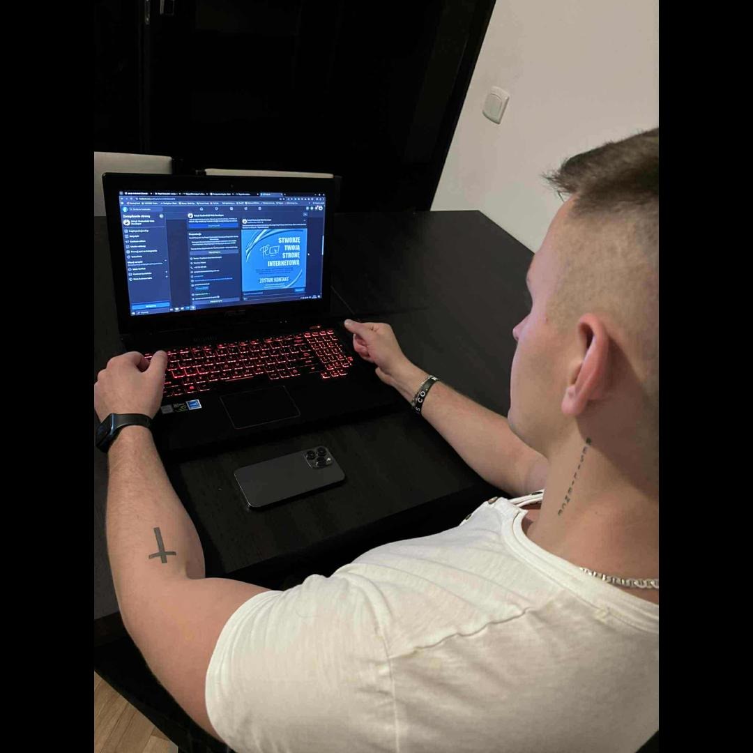 ,,Cisza i kilka myśli przy ekranie.'