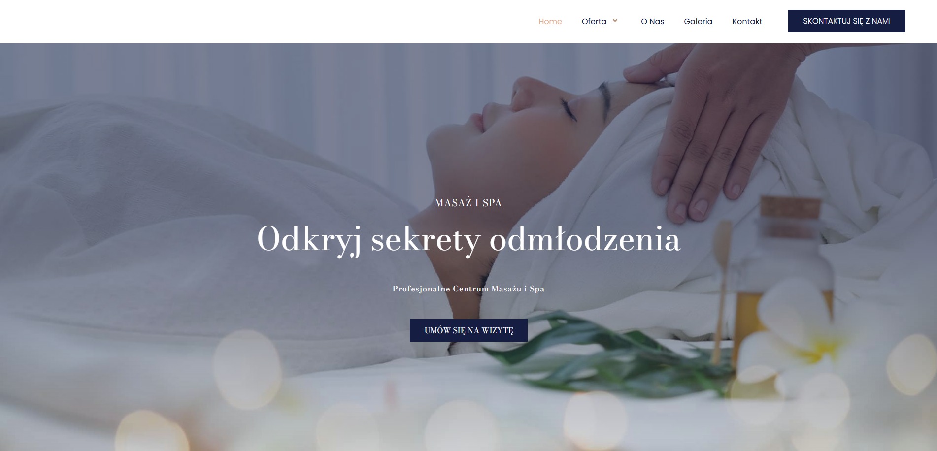 Strona internetowa salonu masażu i SPA z hasłem 'Odkryj sekrety odmłodzenia'. Na pierwszym planie kobieta podczas zabiegu, w tle butelka olejku i kwiat.