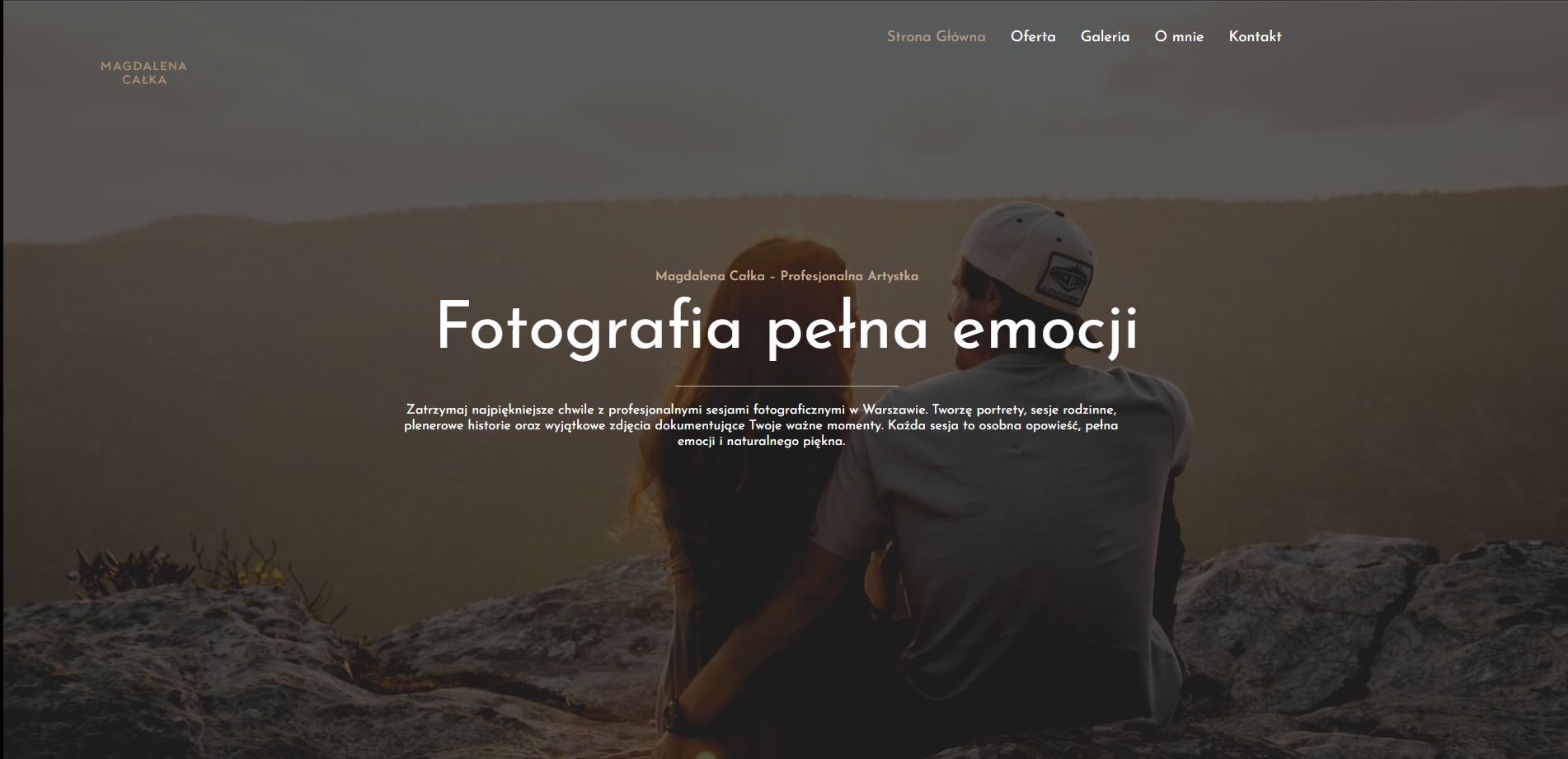 Strona internetowa fotografa z nagłówkiem 'Fotografia pełna emocji'. Para na tle górskiego krajobrazu, ciepłe barwy, minimalistyczny design strony.