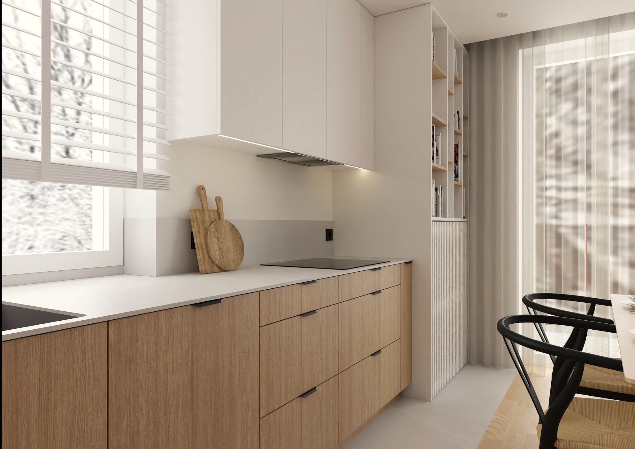 Jasna kuchnia z drewnianymi szafkami, białym blatem i żaluzjami. Minimalistyczny design z drewnianymi deskami i książkami na półkach. Nowoczesne krzesła w tle.