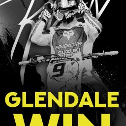 PR Graphics Zumkowski-Pawłowicz - Motocrossowy zawodnik w kasku i goglach, w koszulce 'PROGRESSIVE SUZUKI', regulujący gogle na motocyklu, z żółtym napisem 'GLENDALE WIN' na czarnym tle.