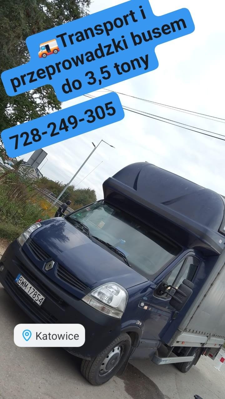 Niebieski bus Renault Master z zabudową kontenerową, częściowo widoczny na pochyłym ujęciu z ulicy. Na zdjęciu grafika z napisem 'Transport i przeprowadzki busem do 3,5 tony'.
