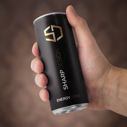 RHEMA GROUP KRZYSZTOF GOŁASZEWSKI - Dłoń trzyma czarną puszkę napoju energetycznego z złotym logo Sharp Design, na rozmytym tle. Minimalistyczny design puszki z wyraźnym brandingiem.