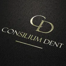 Złote logo CD Consilium Dent na czarnym, teksturowanym tle. Minimalistyczny projekt z elegancką czcionką i subtelnym podkreśleniem. Precyzyjne wykonanie detali.