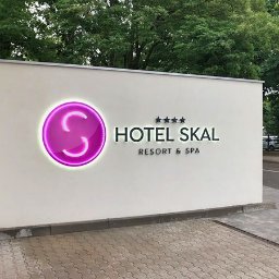 Projekt i wykonanie reklamy zewnętrznej - podświetlane logo hotelu SKAL w Ustroniu Morskim.