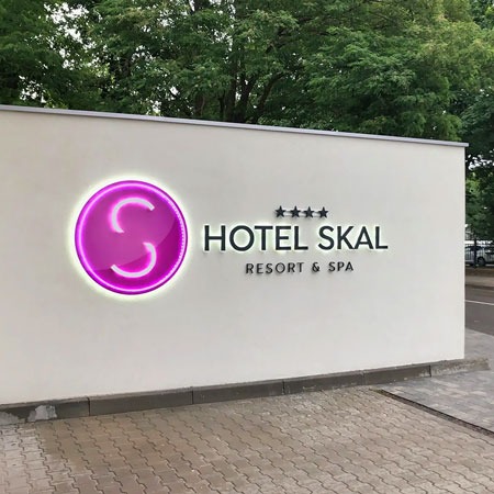 Projekt i wykonanie reklamy zewnętrznej - podświetlane logo hotelu SKAL w Ustroniu Morskim.
