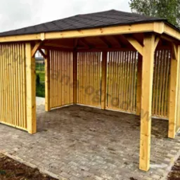 Drewniana altanka ogrodowa