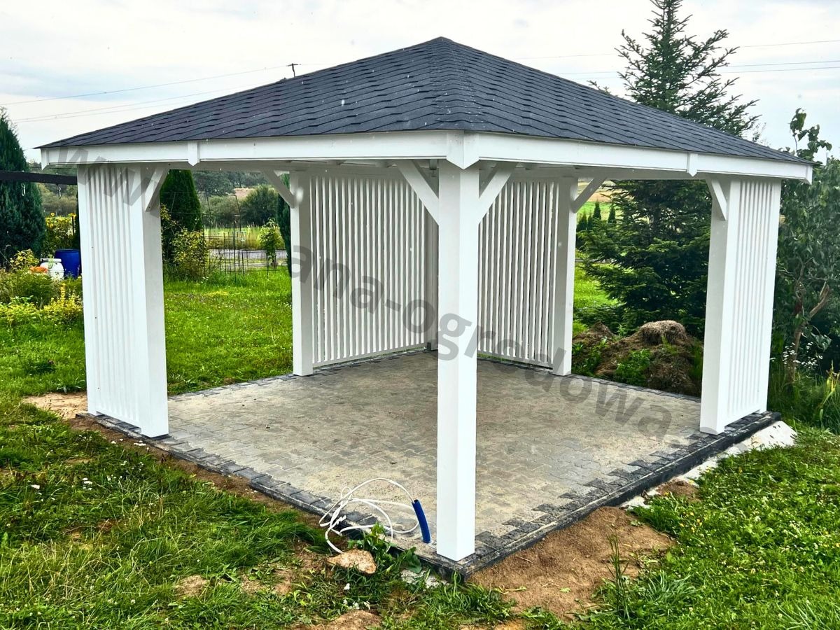 Elegancka altana ogrodowa w kolorze białym