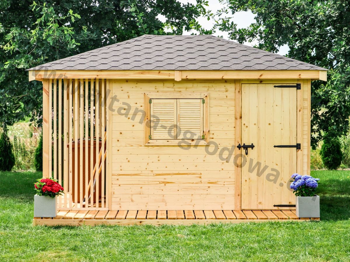 Drewniany domek narzędziowy