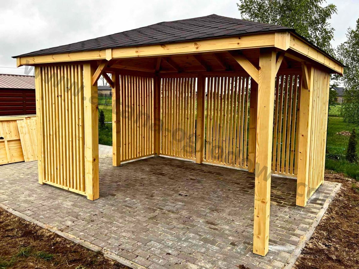 Drewniana altanka ogrodowa