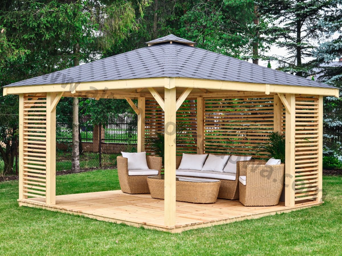 Altana ogrodowa z ażurowymi ściankami