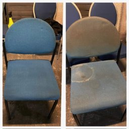 Daniil Mytsul MiKaPro CLEAN - Krzesło biurowe z niebieską tapicerką: po lewej czyste, po prawej widoczne plamy i zabrudzenia. Porównanie efektu czyszczenia tapicerki krzesła.