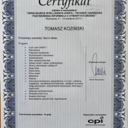 Certyfikat Tomasza Kozińskiego z warsztatów 'Open Source Intelligence (OSINT)' z 2015 r. z programem: OSINT, planowanie, fałszywe tożsamości, geolokalizacja i inne.
