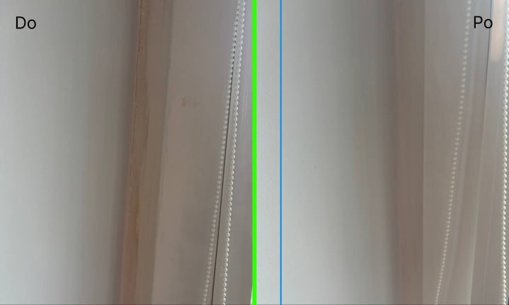 Żaluzje okienne: porównanie stanu 'przed' z widocznymi zabrudzeniami i 'po' czyszczeniu, z wyraźnym efektem odświeżenia i usunięcia zanieczyszczeń.