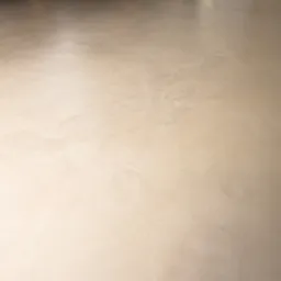 Beżowa, gładka posadzka w neutralnym pomieszczeniu. W tle fragmenty nóg krzeseł i biała kolumna. Delikatne wzory na powierzchni podłogi.