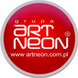 Błyszczące, okrągłe logo z napisem 'grupa Art Neon' w kolorze białym na czerwonym tle, z adresem strony internetowej. Prosta, nowoczesna identyfikacja wizualna.