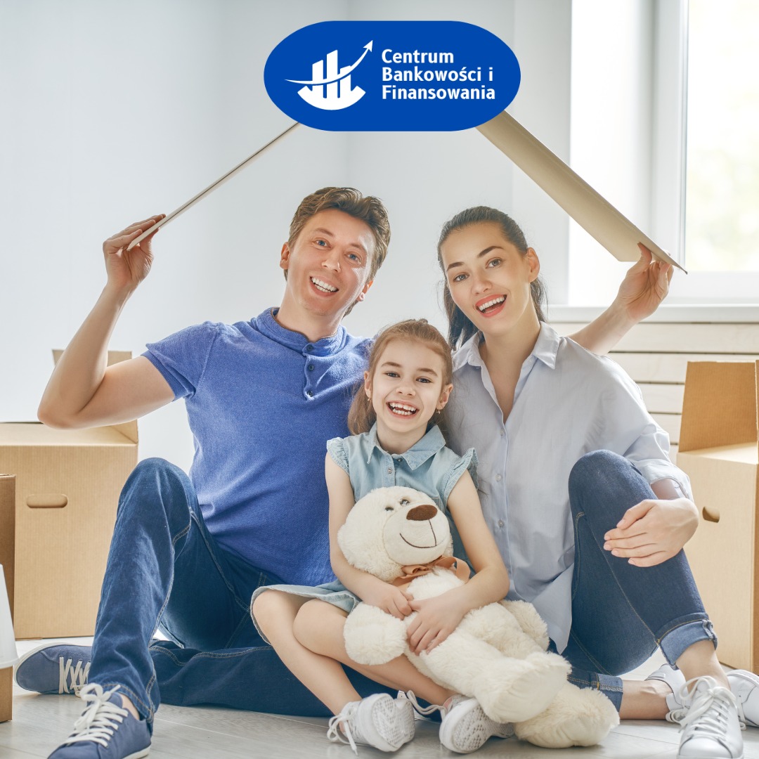 Uśmiechnięta rodzina z dzieckiem siedzi na podłodze wśród kartonów, trzymając kartonowe elementy dachu nad głową. W tle logo Centrum Bankowości i Finansowania.
