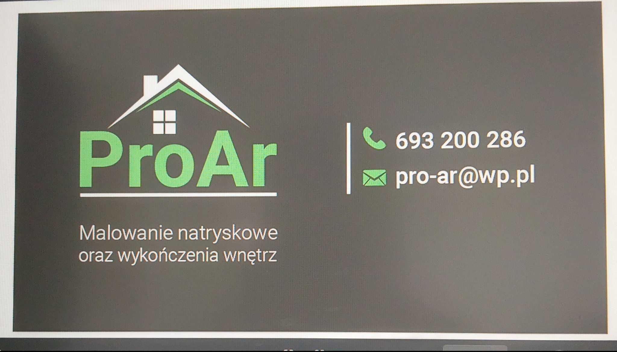 Wizytówka firmy ProAr: malowanie natryskowe, wykończenia wnętrz. Zielone logo z domem, numer telefonu 693 200 286 i adres e-mail pro-ar@wp.pl na szarym tle.