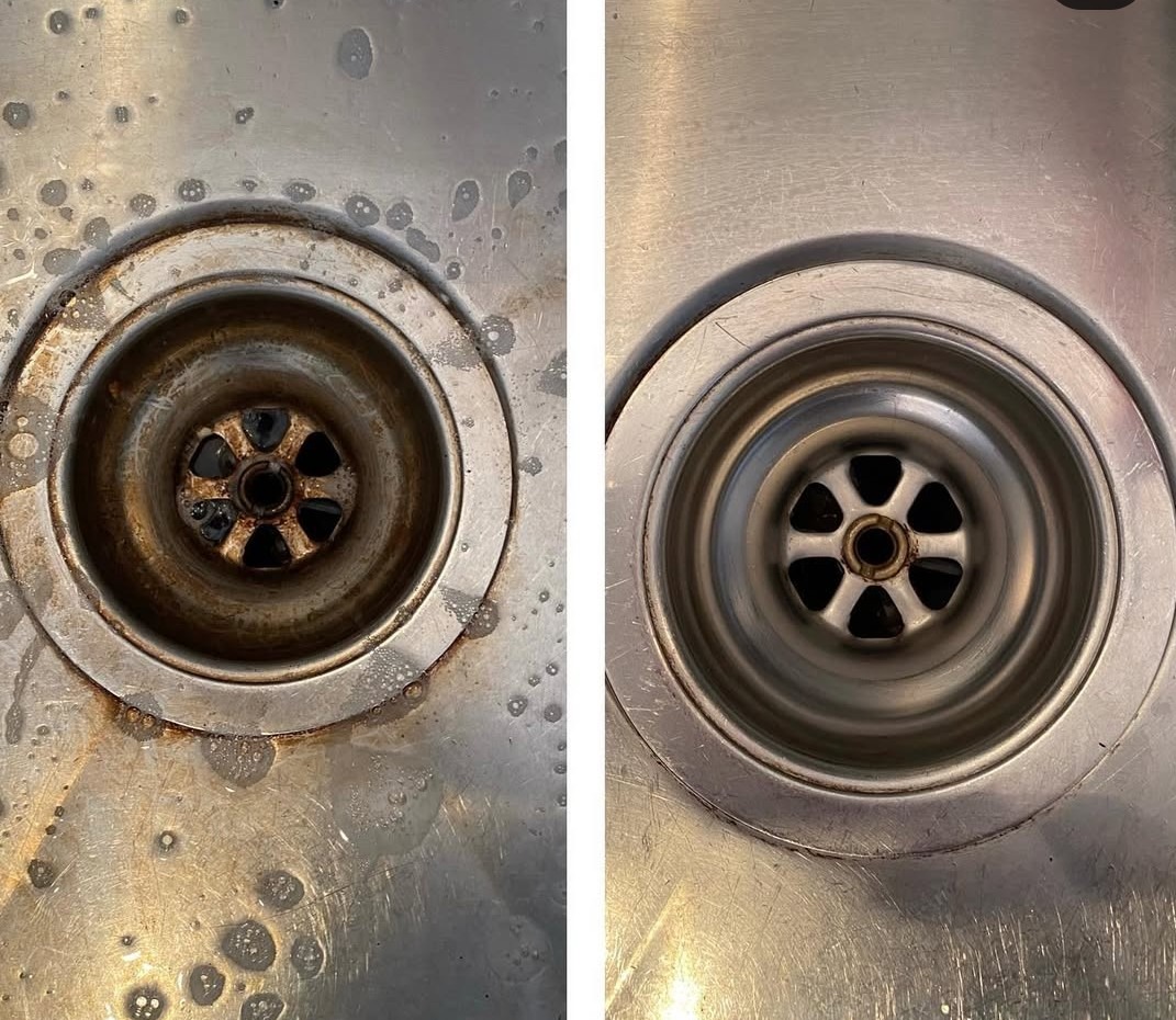 Zlewozmywak ze stali nierdzewnej: po lewej brudny odpływ, po prawej czysty i błyszczący. Prezentacja efektu czyszczenia.