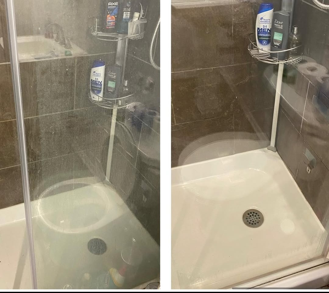 Kabina prysznicowa przed i po czyszczeniu. Widoczne osady na szybach i czysta powierzchnia po zabiegu. Półki z kosmetykami w rogu kabiny.