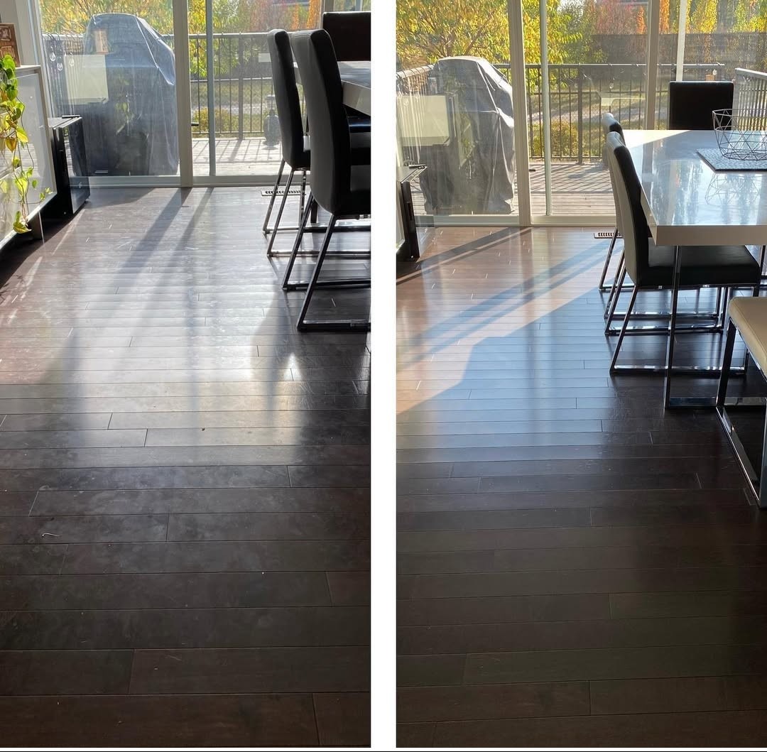 Porównanie: ciemna drewniana podłoga przed i po czyszczeniu. Po prawej stronie podłoga lśni, po lewej widoczne ślady użytkowania. Widoczne krzesła i stół.