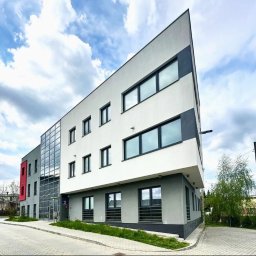 Nowoczesny budynek biurowy zlokalizowany w Rzeszowie przy ul. Ciasnej. Charakteryzuje się prostą, geometryczną formą i jasną elewacją z kontrastującymi akcentami. Projekt łączy estetykę z funkcjonalnością.