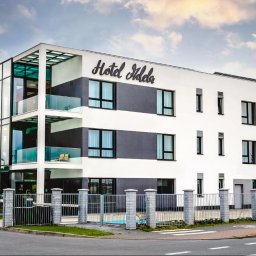 Hotel Adela to nowoczesny obiekt zlokalizowany w Mielcu, przy Specjalnej Strefy Ekonomicznej. Charakterystyczna elewacja z przeszkloną klatką, szklanymi tarasami i minimalistyczną bryłą podkreśla jego współczesny charakter.