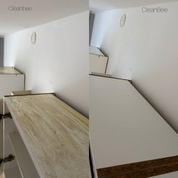 CleanBee Kateryna Hurak - Zdjęcie 'przed i po' czyszczenia szafki kuchennej. Po lewej brudna, po prawej czysta, biała szafka z drewnianymi krawędziami. Ujęcie z góry, jasne oświetlenie.